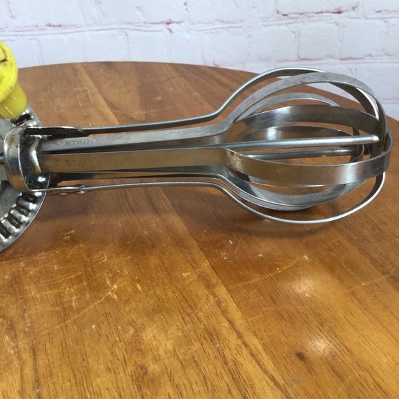 Vintage Blue Whirl Stainless Steel Yellow Handle Manual Hand Mixer Egg Beater - Picture 8 of 10